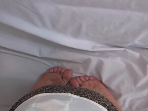 После минета молодой жены муж кончил ей на ступни