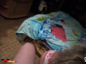 Зрелая старуха сосет член мужа перед камерой