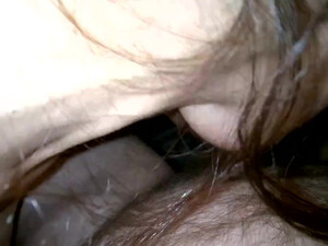 Продавщица старается понравится хозяину магазина