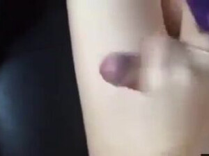 Женушка подрочила в машине другому мужчине