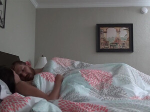 Разбудил и выебал красивую жену перед вебкой