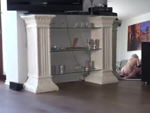 Красивая немецкая жена дрочит пенис в перчатках