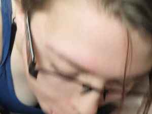 Молодая жена с красивой грудью сосет член мужа