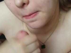 Молодая жена с красивой грудью сосет член мужа