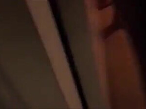 Благоверный украдкой снимает еблю плотоядной супруги с тремя мужиками