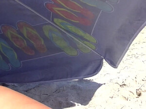 Супруг пальцами трет и мастурбирует киску жены