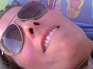 Супруг пальцами трет и мастурбирует киску жены