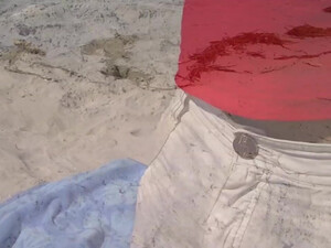 Супруг пальцами трет и мастурбирует киску жены