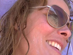 Супруг пальцами трет и мастурбирует киску жены