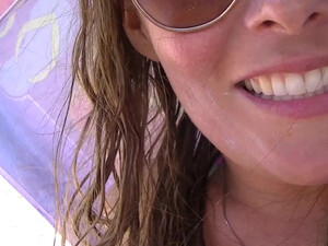 Супруг пальцами трет и мастурбирует киску жены