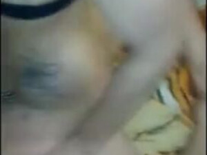 Брюнетка в маске знает как удовлетворить двоих - ебаря и его кента, делает это аккуратно, сексуально и профессионально