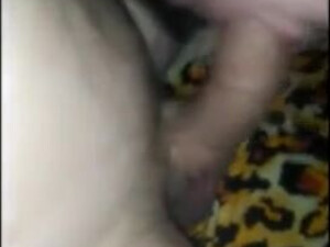 Брюнетка в маске знает как удовлетворить двоих - ебаря и его кента, делает это аккуратно, сексуально и профессионально