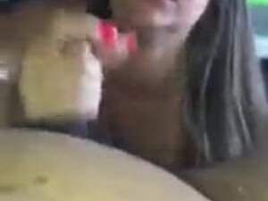 Красивую женщину сексвайф загорелые пацаны радуют крепкими членами на курорте