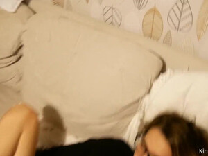 Муж трахает раком молоденькую жену на диване