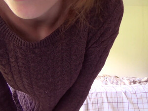 Молодушка мастурбирует киску пальцами встав раком на кровати