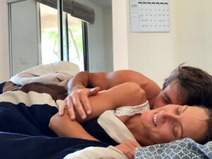 Утренний анальный секс с красивой девушкой в постели