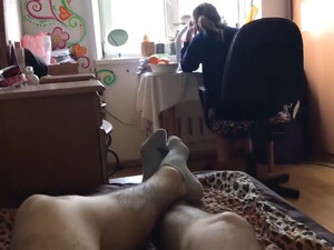 Братишка вставил член сестре в пилотку, чтобы отвлечь ее от учебы