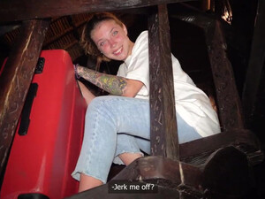 Сестренка по-быстрому отсосала член брата, пока родителей нет дома