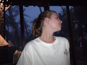 Сестренка по-быстрому отсосала член брата, пока родителей нет дома