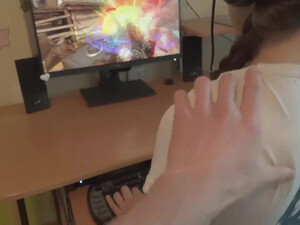 Парень выебал раком геймершу, пока она играла! Русская домашка!