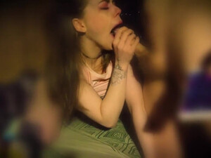 Получила подарок, чтобы не скучать на карантине, и сразу кончила