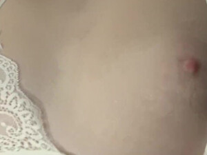 Трахнул розовую писечку крупным планом и заполнил презик кончей