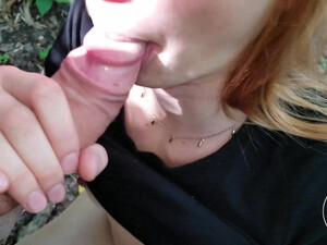 Девушка со спущенными джинсами трахается с парнем в диком лесу