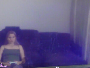 Не может оторваться от игры Tomb Raider, но хоть взяла член в ротик