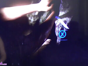 Не может оторваться от игры Tomb Raider, но хоть взяла член в ротик