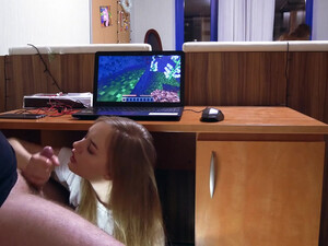 Сестра сосет и дрочит брату под столом, чтоб мамка не спалила