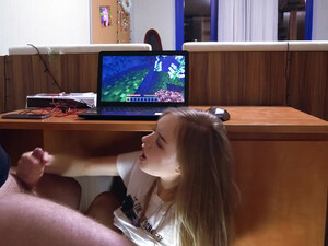 Сестра сосет и дрочит брату под столом, чтоб мамка не спалила