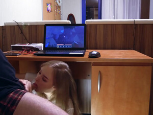 Сестра сосет и дрочит брату под столом, чтоб мамка не спалила