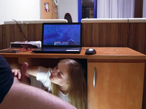 Сестра сосет и дрочит брату под столом, чтоб мамка не спалила