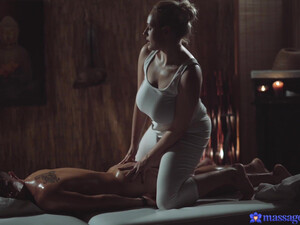 Сисястая массажистка прыгает на члене клиента, после классного минета