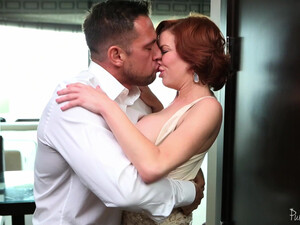 Грудастая дама облизывает стоячий хер босса