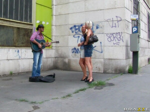 Взрослая ебется с молодым уличным музыкантом у которого большой член