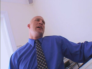 Начальник трахает свою секретаршу глубоко в рот и в пизду