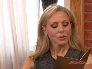 Женщина с натуральными сиськами круто трахается с молодым любовником