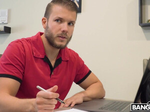 Молодая сестра делает минет под столом для своего братца