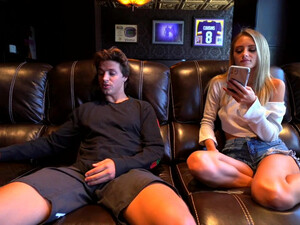 Худая сестра сосет член и ебется с братом во время просмотра фильма