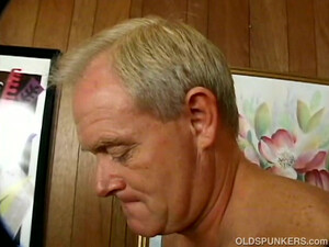 Милфа негритянка получила белый член в пизду и сперму в рот