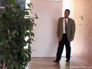 Зрелая жена сходу начала сосать член мужа