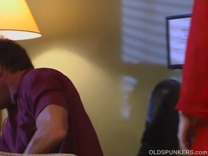 Милфа получила сперму на сиськи после страстного секса