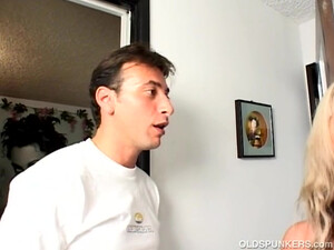 Милфа отлично трахается с молодым любовником