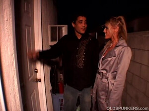 Милфа в чулках сосет и принимает в пизду член негра