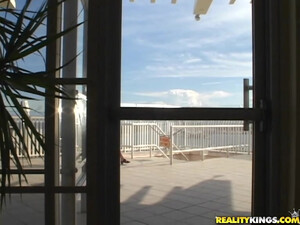 Зрелка с мелкими сиськами получила член в пизду после дрочки клитора