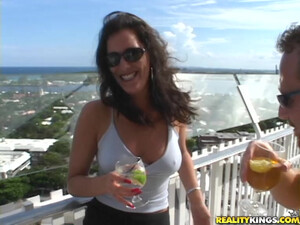 Зрелка с мелкими сиськами получила член в пизду после дрочки клитора