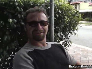 Жена с силиконовыми сиськами подставила пизду под член мужа