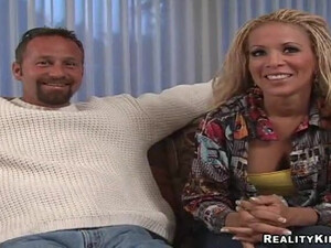 Взрослая пара занимается сексом в спальне