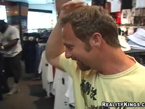 Мужик трахнул взрослую супругу после похода в магазин